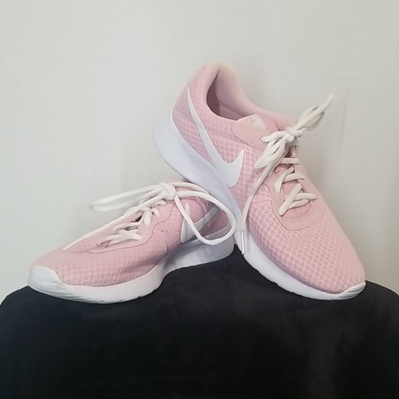 Nike Shoes - NIKE TENNISHOES
